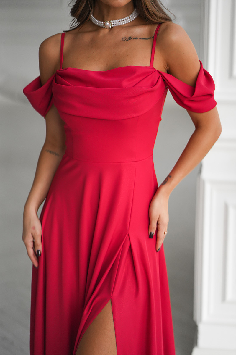 Inez – Brokatowa czerwona elegancka sukienka maxi z opadającymi ramionami