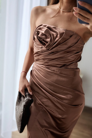 Fern – Beżowa elegancka satynowa sukienka maxi bez ramiączek z różą
