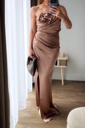Fern – Beżowa elegancka satynowa sukienka maxi bez ramiączek z różą